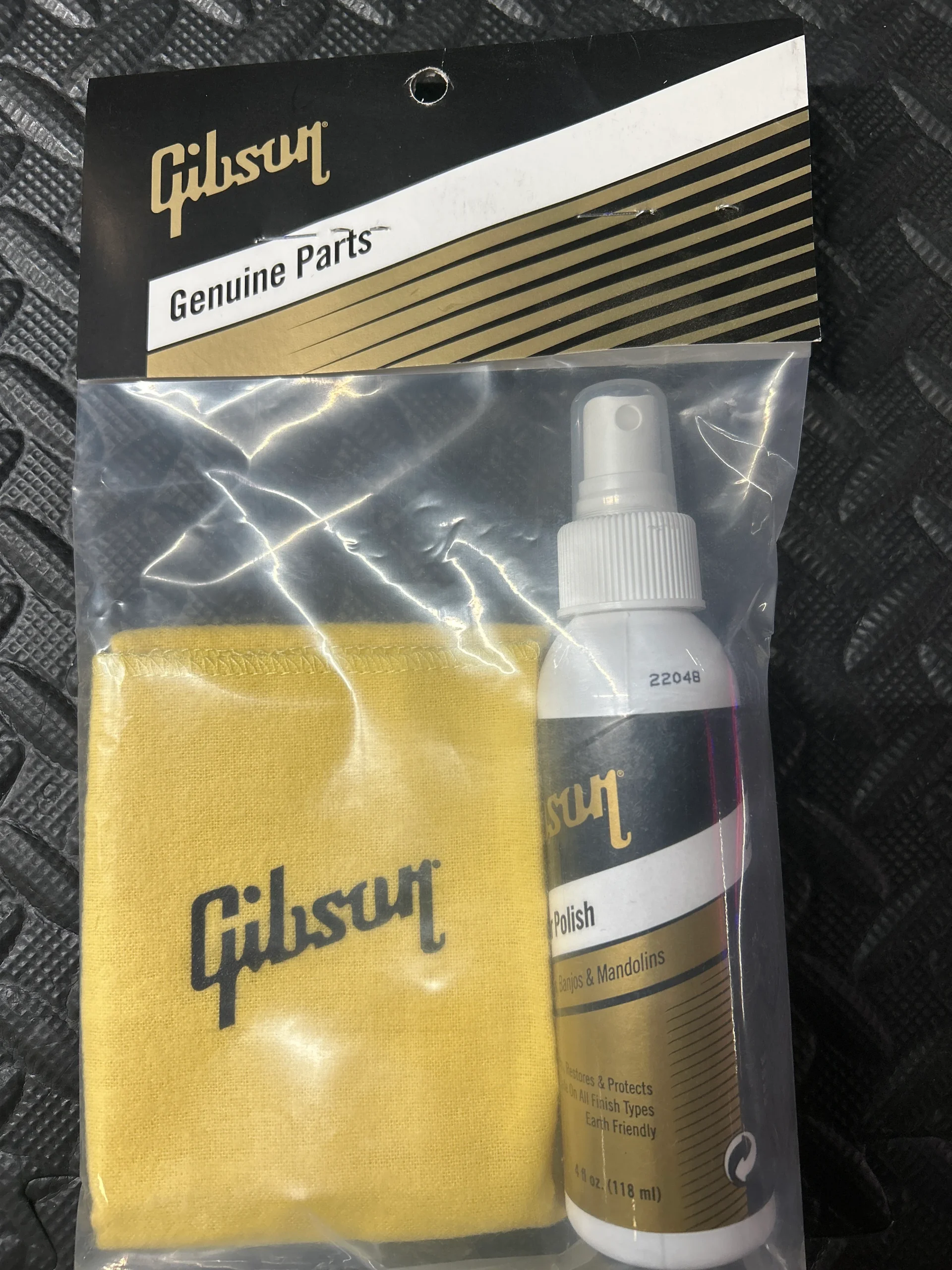 Gibson AI GG-950 Guitar Polish & Cloth Pump Bottle