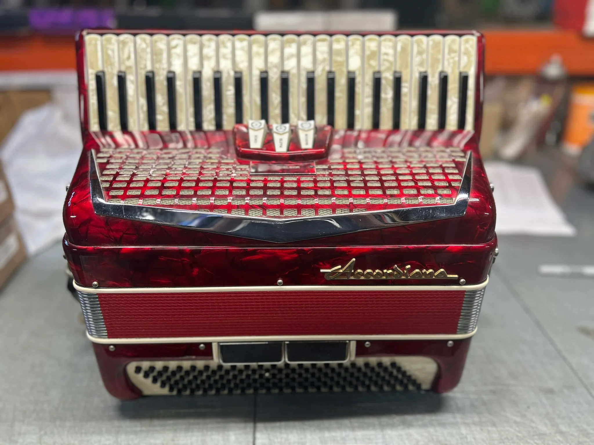 Accordiana by Execlsion 120 Bass, 41 Keys with Case & Strap Accordion - Made in Italy - Pre Owned